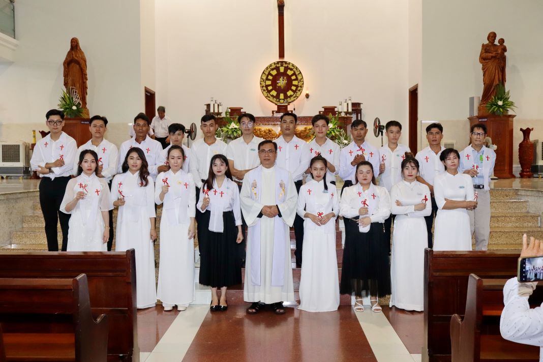 GX Tân Đông: 16 dự tòng lãnh nhận các Bí tích Khai tâm