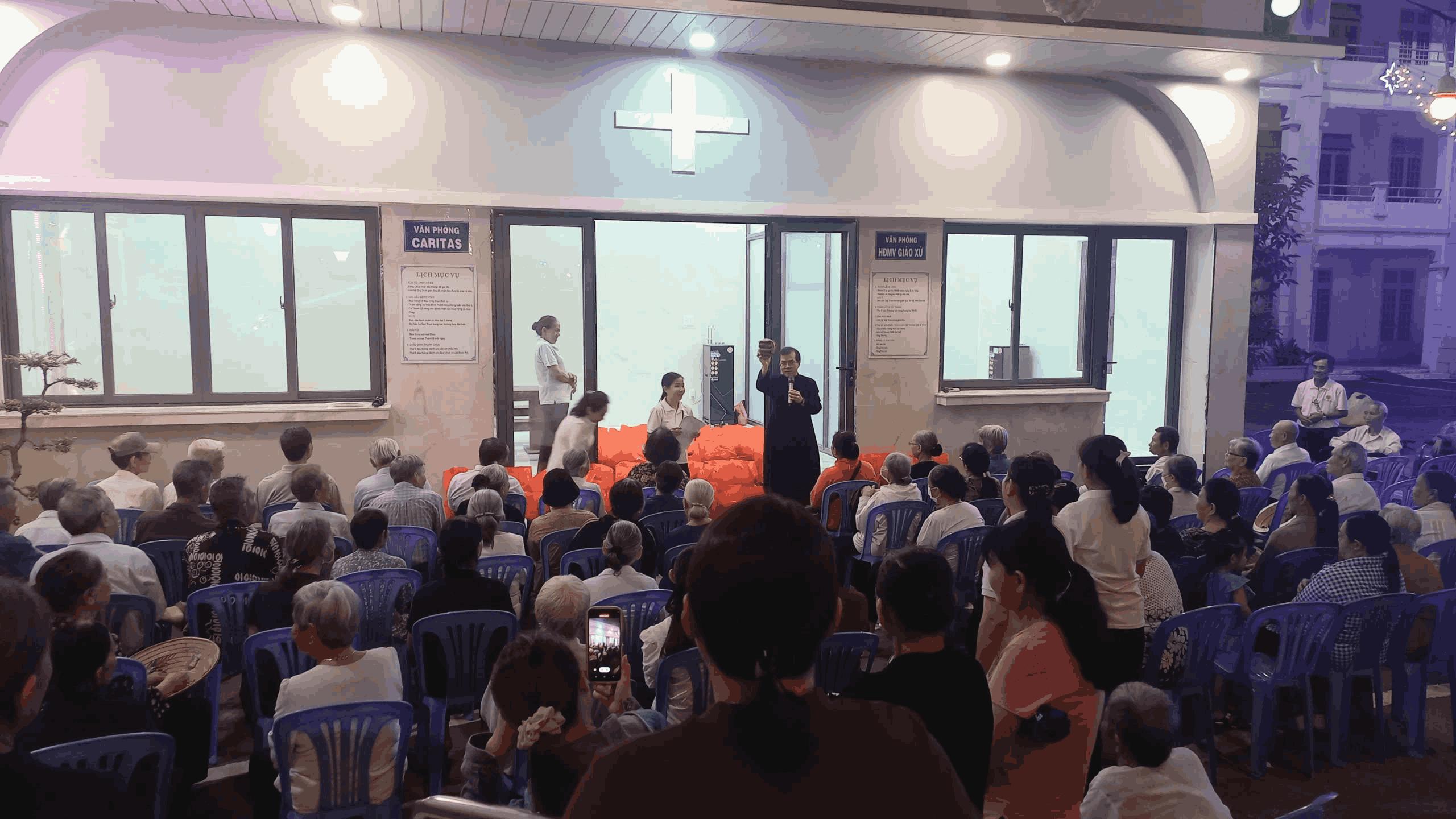 Caritas Giáo xứ Long Bình phát quà người nghèo Mùa Vọng Năm Thánh 2025