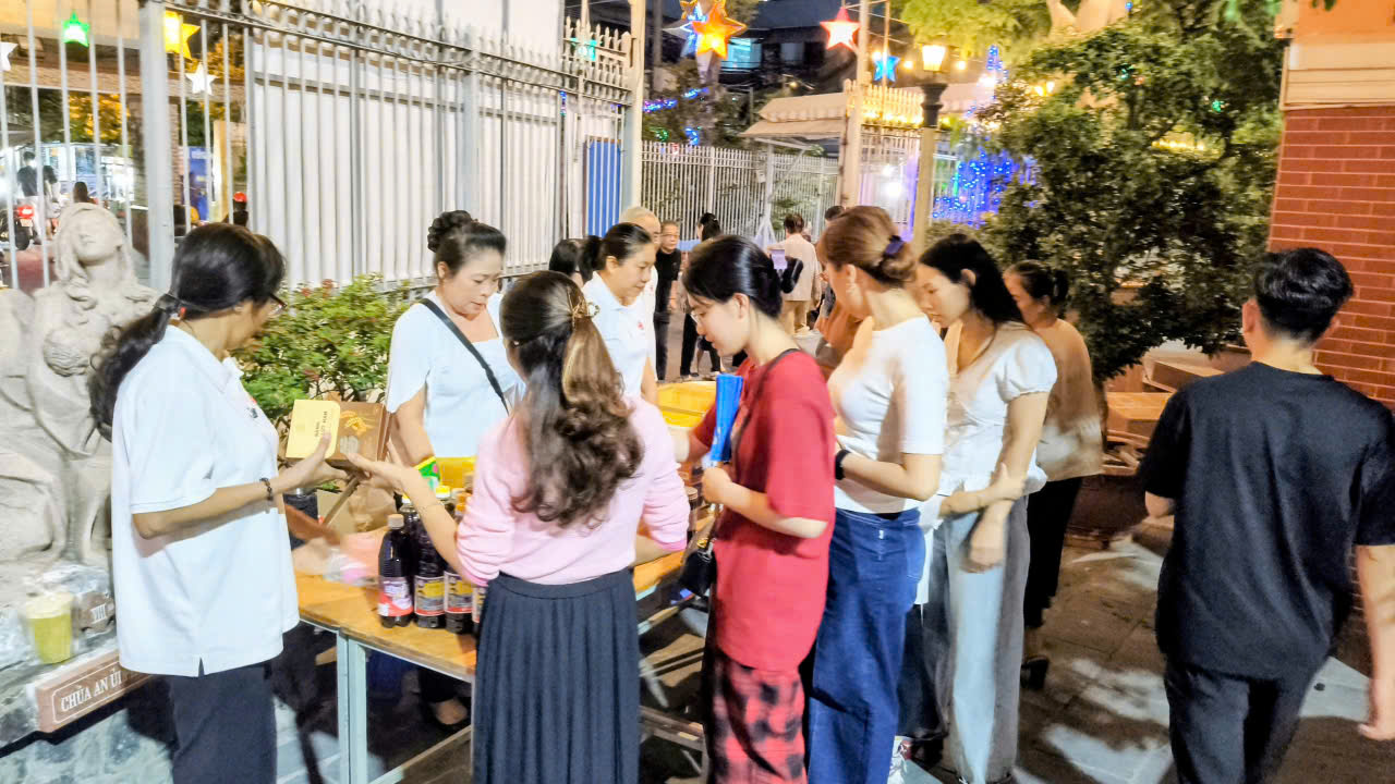 Thánh lễ Chúa Giêsu chịu Phép Rửa và bán hàng gây quỹ bác ái của Caritas Xóm Chiếu