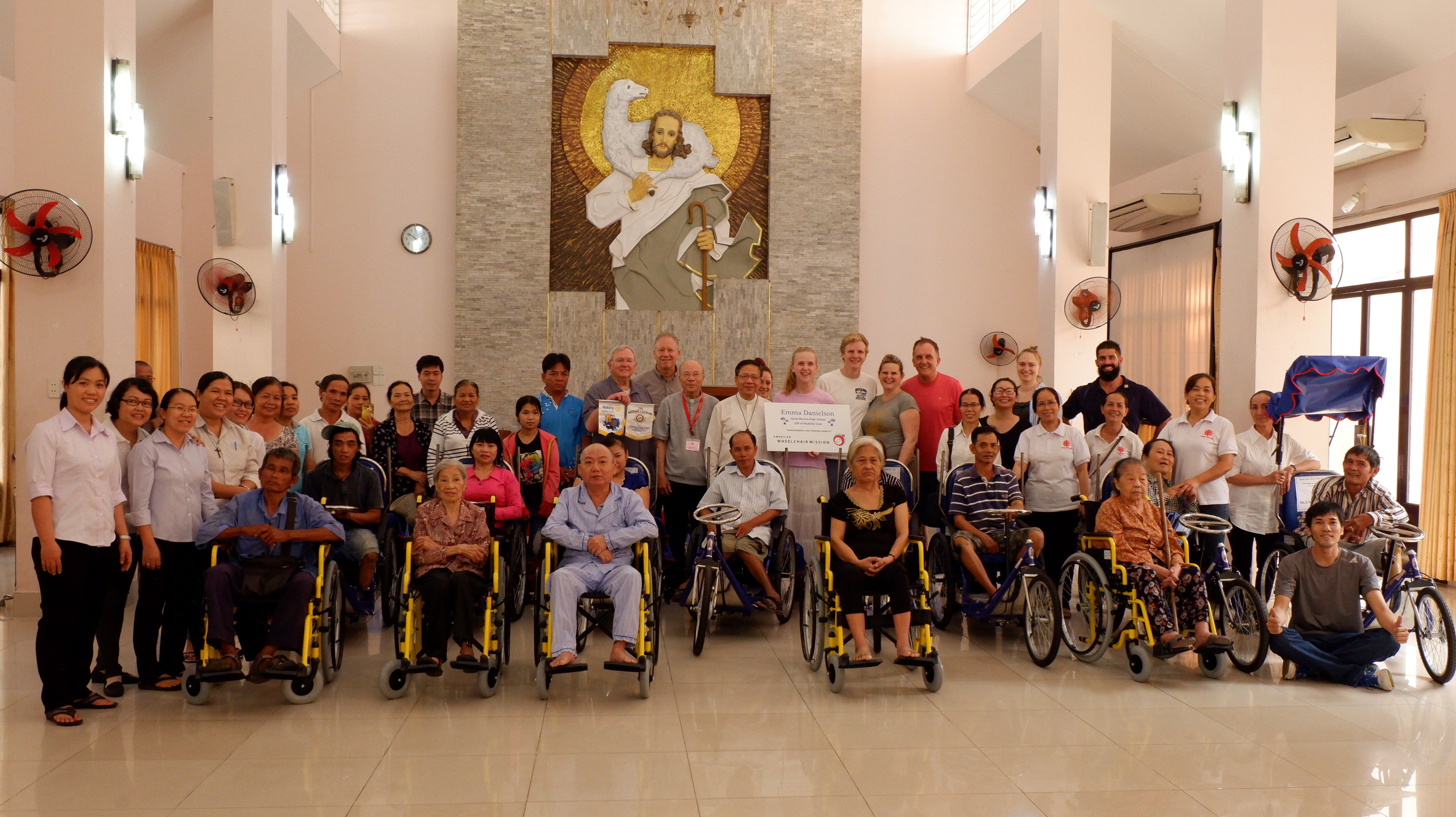 Caritas TGP. Sài Gòn trao tặng xe lăn, xe lắc cho người già, người khuyết tật có hoàn cảnh khó khăn