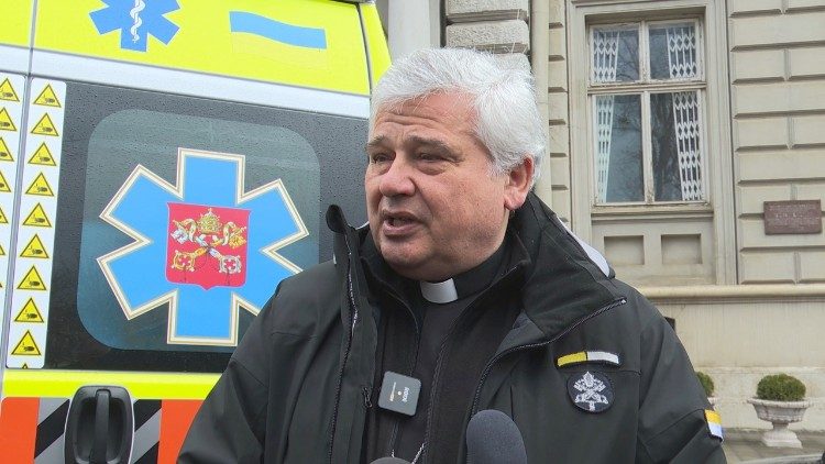 ĐHY Krajewski thăm Ucraina lần thứ ba và trao thêm xe cứu thương ĐTC tặng Ucraina