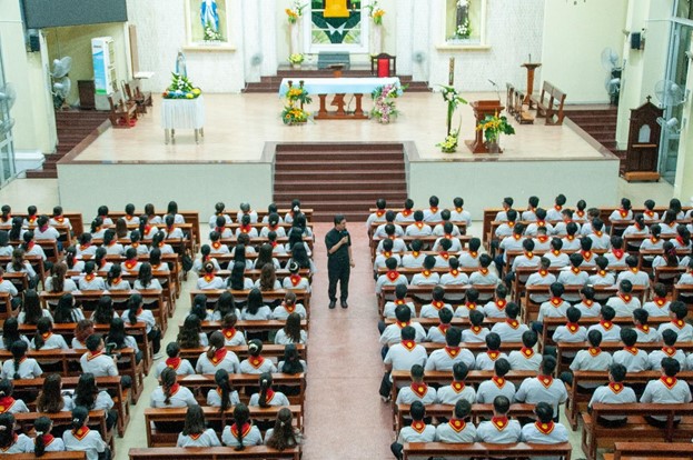 Huynh Trưởng Liên Đoàn Anrê Phú Yên tĩnh tâm trước Tuyên hứa