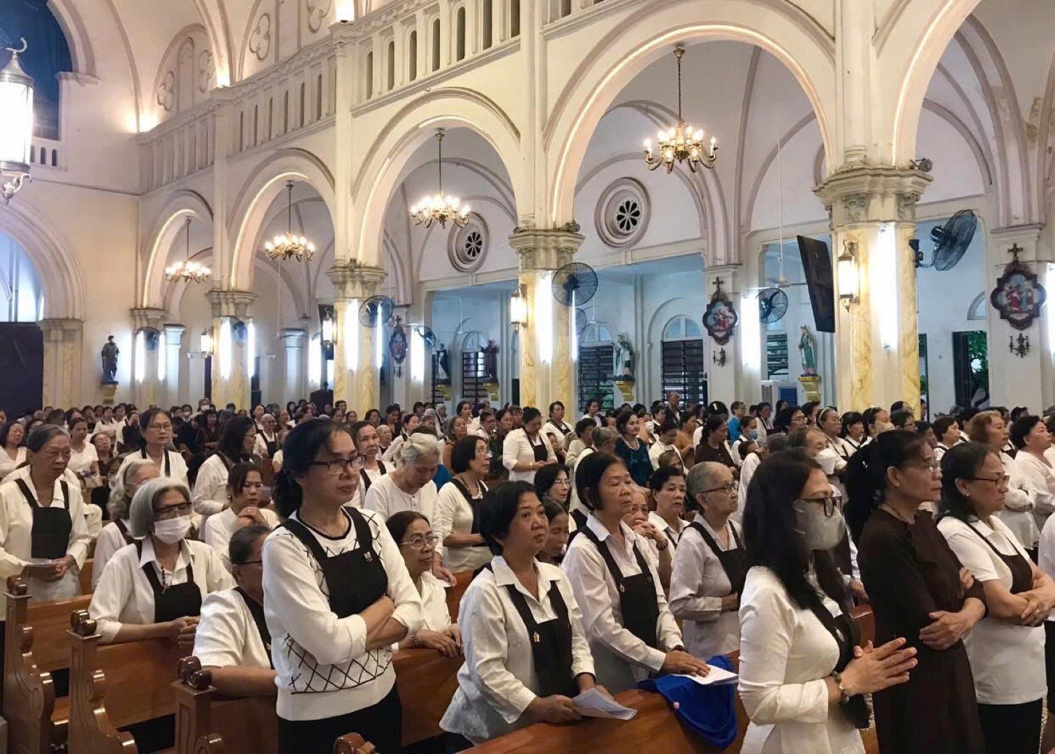 Dòng Ba Cát Minh hành hương tại nhà thờ Chợ Quán
