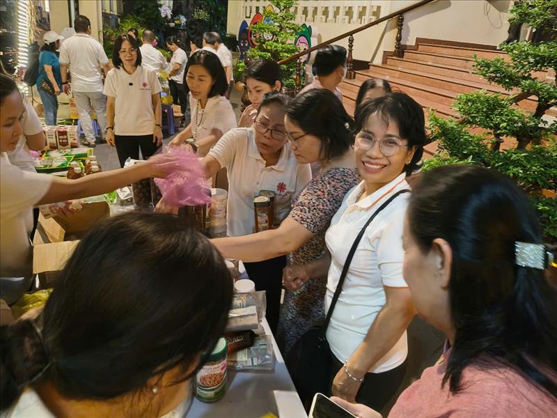 Caritas Hạt Xóm Chiếu bán hàng gây quỹ bác ái tại Giáo xứ Mẫu Tâm