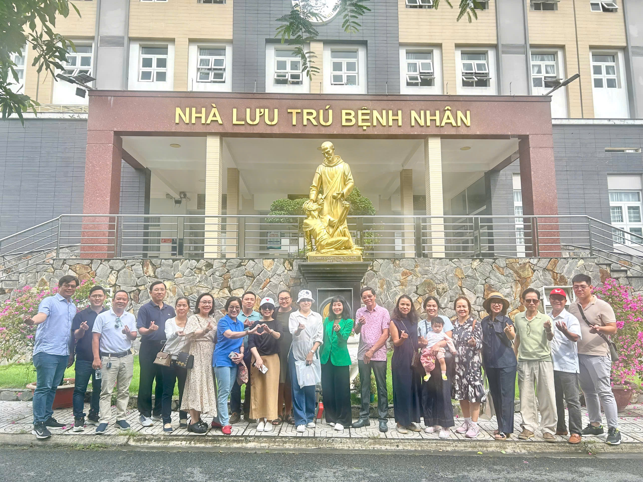 Ban Bác Ái Xã Hội Giới Doanh Nhân Công Giáo thăm Phòng khám Thiên An