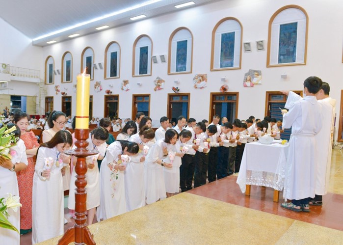 Nhà thờ Hà Đông: Thánh lễ ban các Bí tích Khai tâm cho Tân tòng 11-10-2022