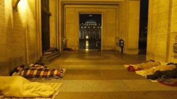 Một nhà thờ ở Roma mở cửa suốt 24 giờ cho người nghèo