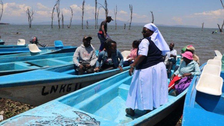 Sơ Margaret Mumbua chăm sóc mục vụ cho các ngư dân và gia đình của họ