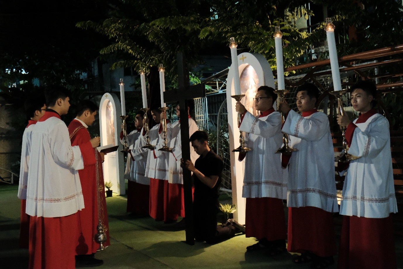 Hướng về “Đấng Tự Hiến” qua Tam Nhật Thánh tại Nhà Ứng Sinh Chủng Viện