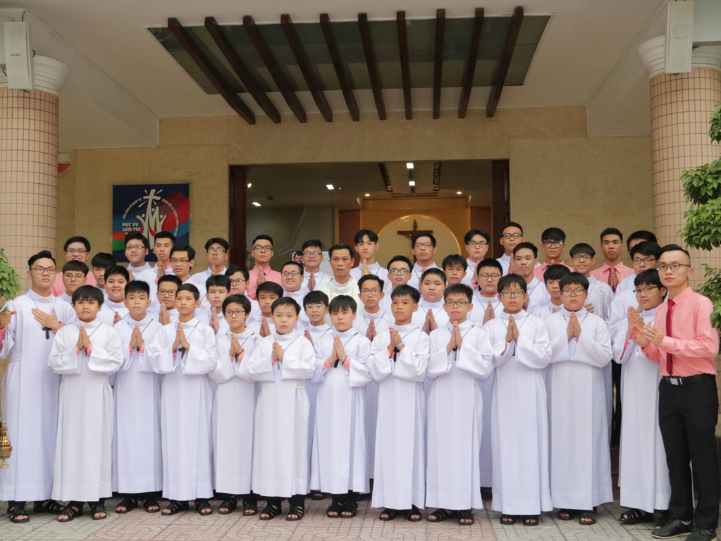 Giáo xứ Tân Việt: Ban Lễ sinh mừng bổn mạng ngày 12-6-2020