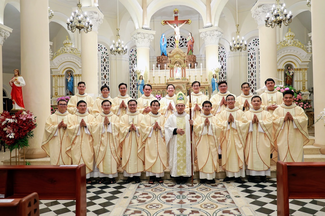 Nhà Thờ Tân Định: 19 tân linh mục dâng lễ tạ ơn