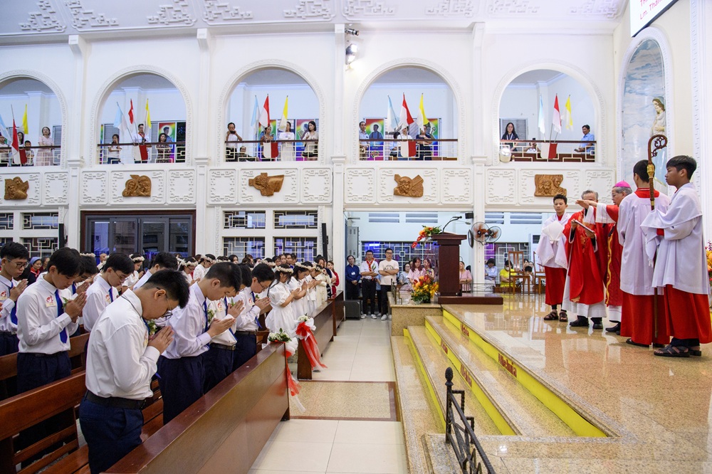 Thánh lễ ban bí tích Thêm Sức tại giáo xứ Vườn Xoài