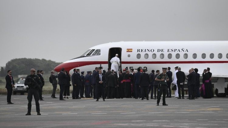 Đức Lêô XIV trở về Vatican trên chuyến bay do Quốc vương Tây Ban Nha cung cấp