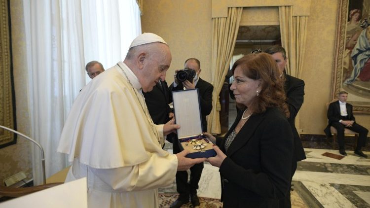 ĐTC trao huân chương giáo hoàng cho hai nhà báo