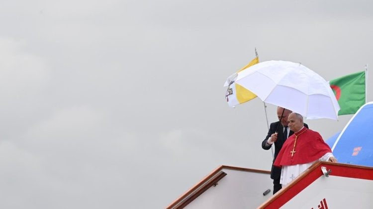 Đức Lêô XIV trên chuyến bay đến Algeria: Tôi không phải là chính trị gia, tôi nói về Tin Mừng