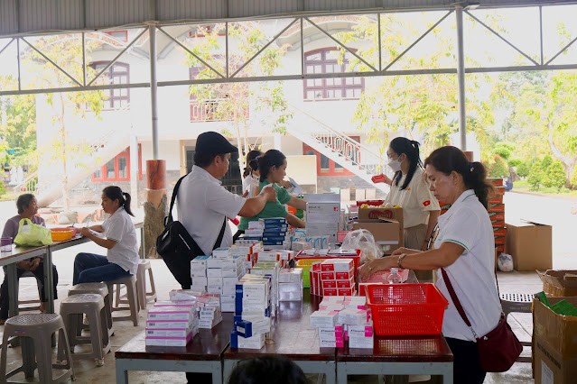 Dòng Mẹ Chúa Cứu Chuộc: Khám bệnh, phát thuốc và trao quà tại Giáo xứ Phú Lý và Giáo điểm Suối Tượng