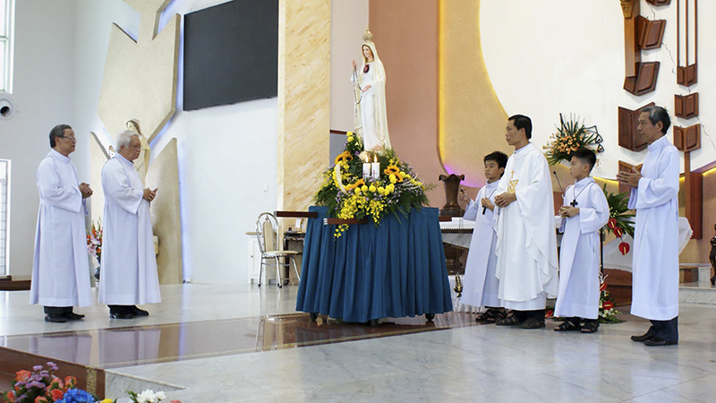 Giáo xứ Tân Việt: Kỷ niệm Đức Mẹ hiện ra tại Fatima