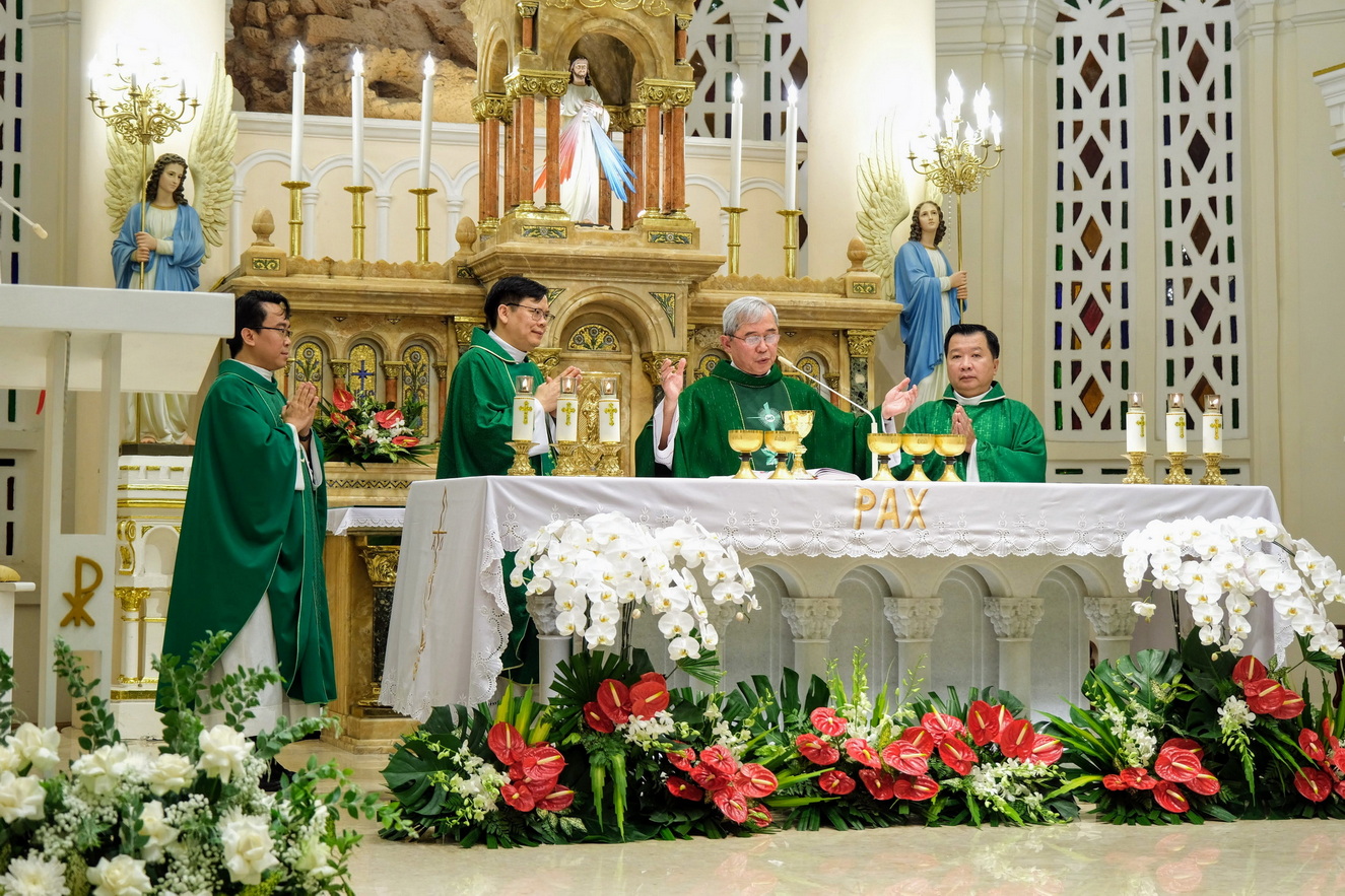 Đức Cha Louis Nguyễn Anh Tuấn về thăm và dâng Thánh lễ tại nhà thờ Tân Định