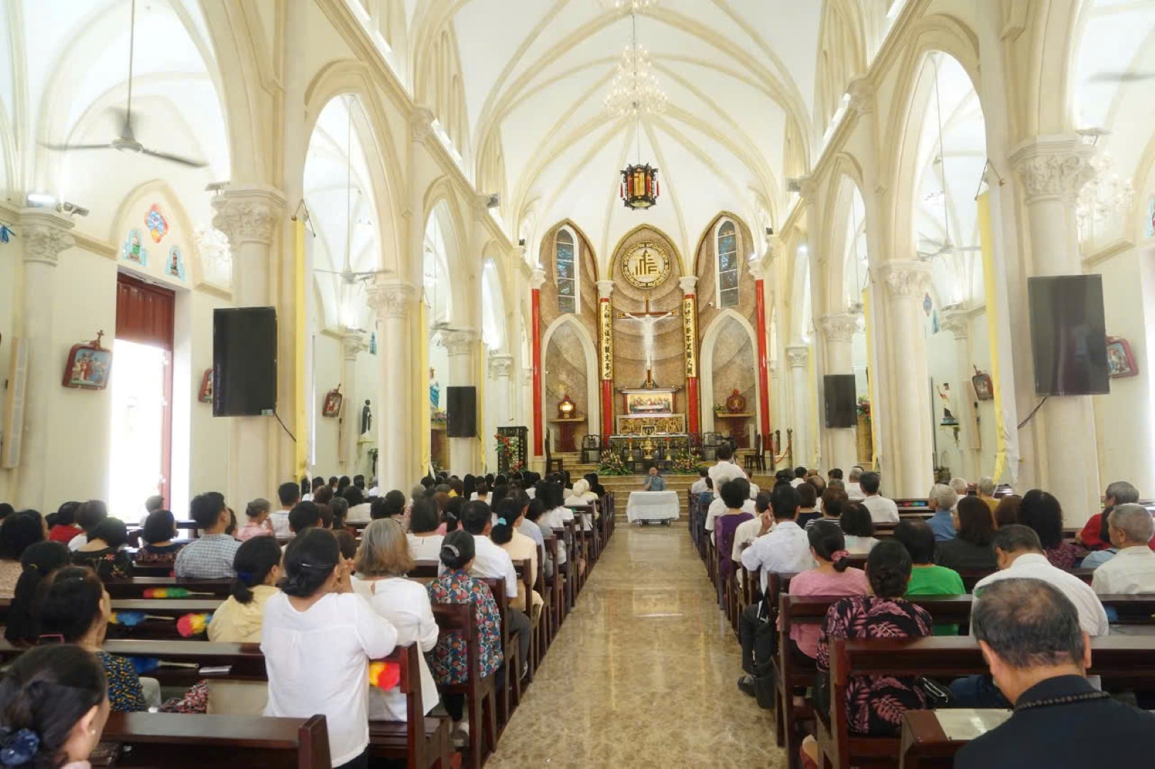 Giáo xứ Hòa Hưng hành hương Đức tin tại nhà thờ Cha Tam - Chợ Lớn