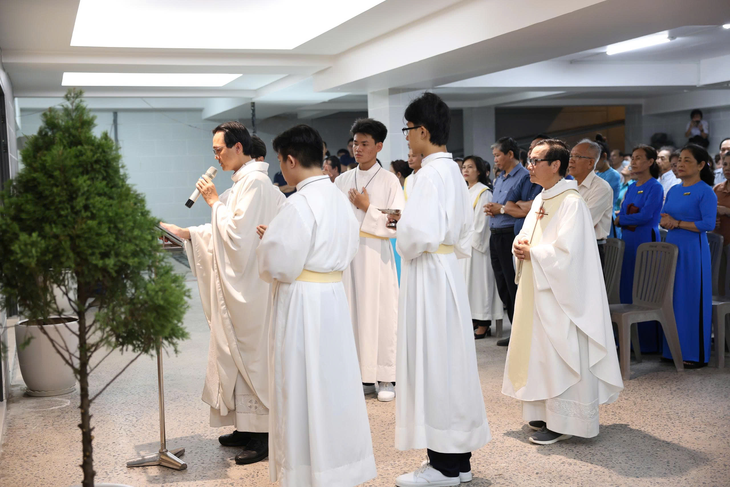Giáo xứ Tân Đức: Thánh lễ kính Đức Mẹ Maria ngày 13 hàng tháng và làm phép nhà quàn