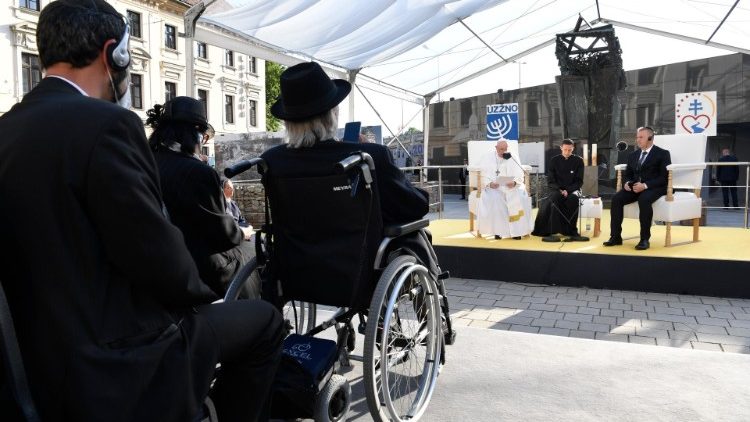 Đức Thánh Cha gặp cộng đoàn Do Thái Slovakia tại Quảng trường Rybné námestie