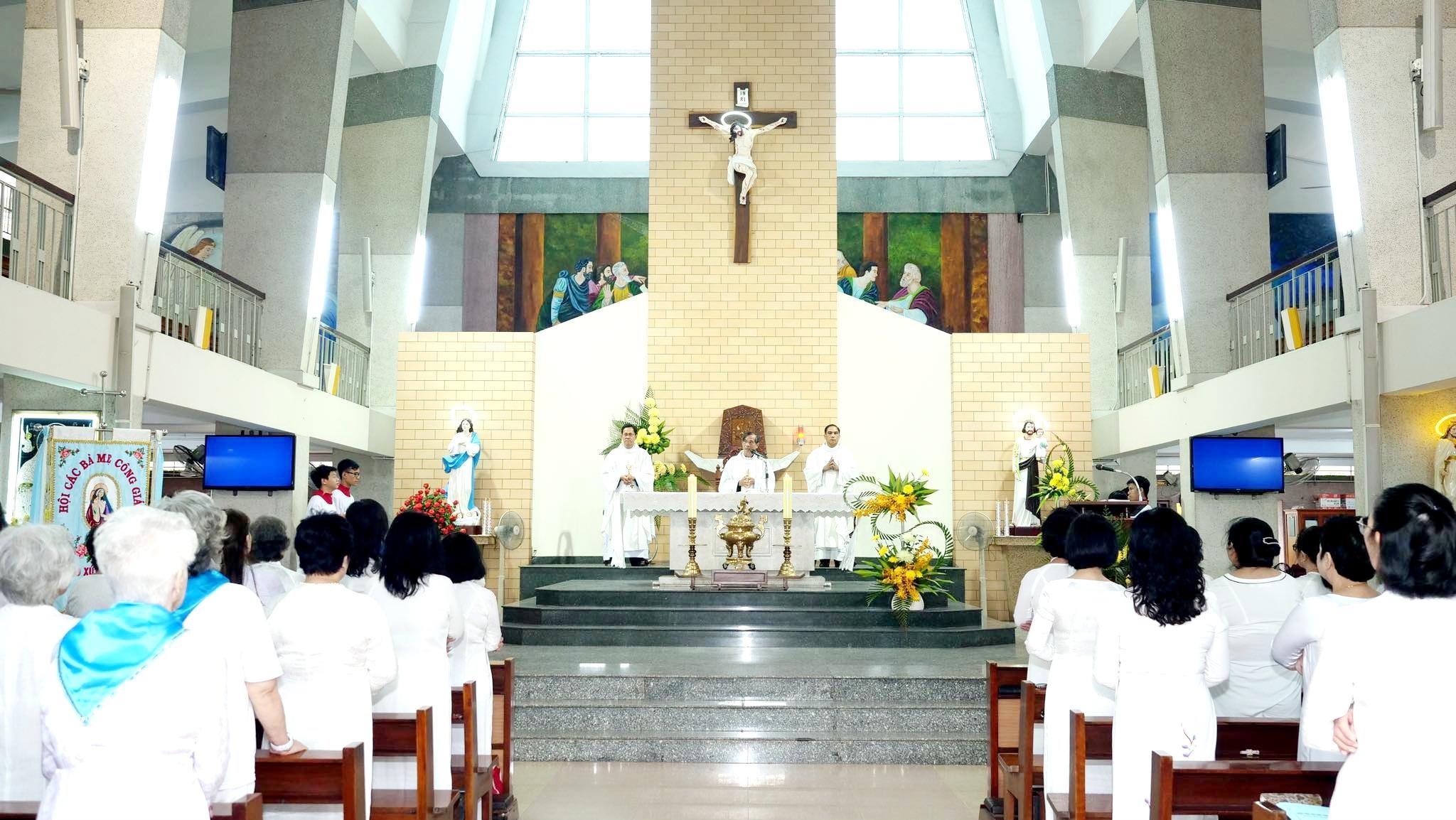 Giáo xứ Phát Diệm: Thánh lễ tôn kính Đức Mẹ và ra mắt BĐH hội Các Bà Mẹ Công Giáo