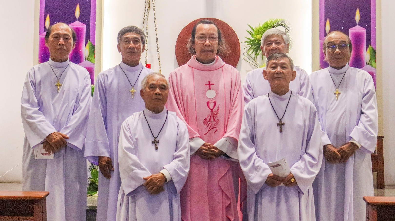 Giáo xứ Hiển Linh trao tác vụ Thừa tác viên ngoại thường trao Mình Thánh Chúa