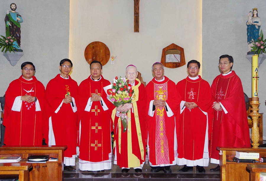Đức cha Phaolô Maria Cao Đình Thuyên cử hành thánh lễ tạ ơn 60 năm linh mục
