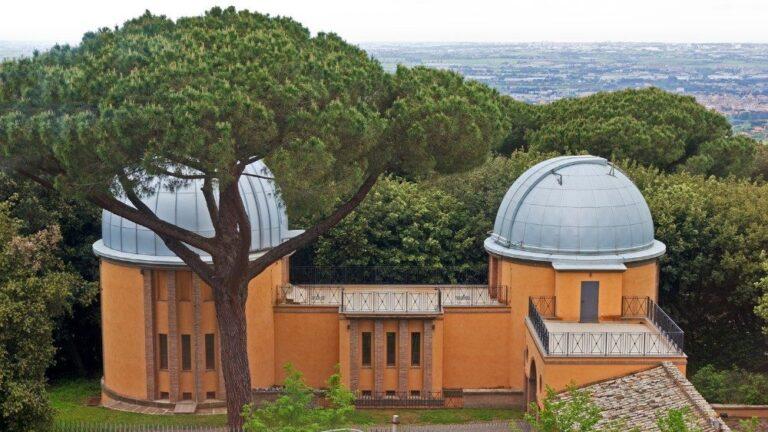 Các lỗ đen và nguồn gốc của vụ nổ lớn được đề cập tại đài thiên văn Vatican