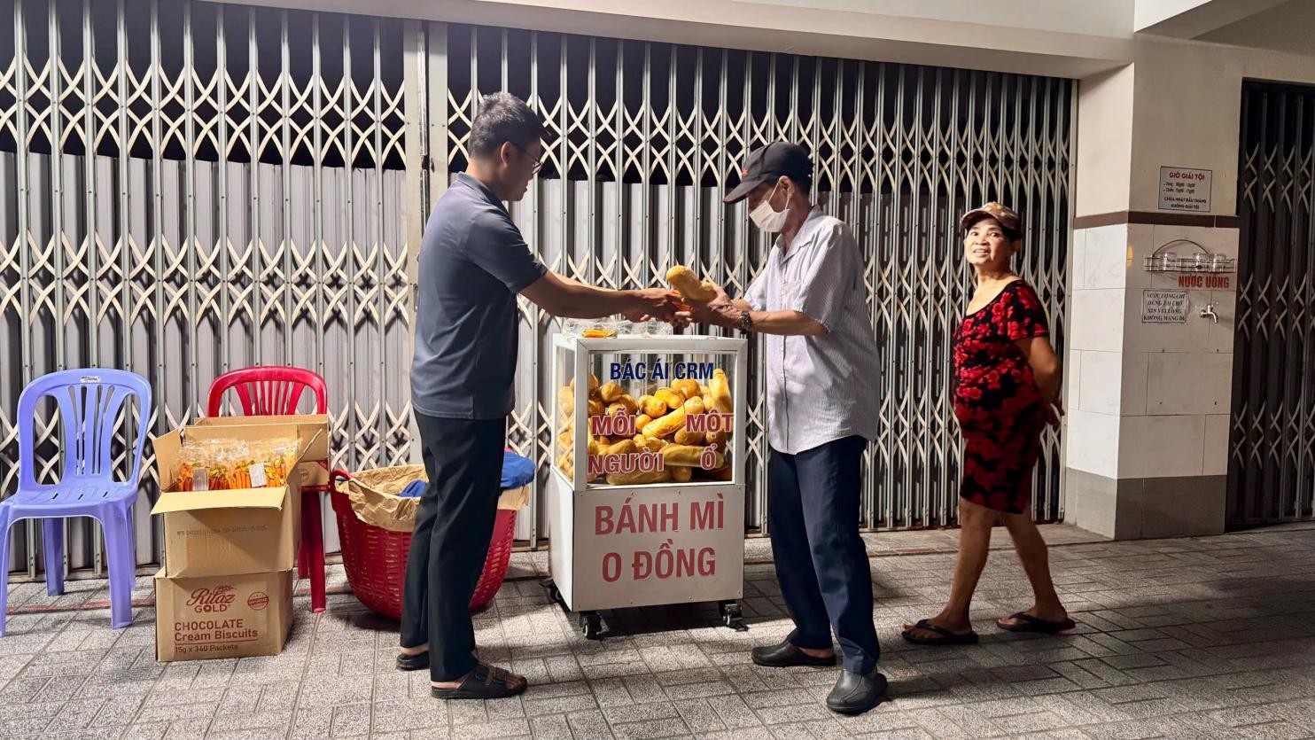 Dòng Mẹ Chúa Cứu Chuộc: Tủ bánh mì 0 đồng - Trao đi từ những điều nhỏ bé