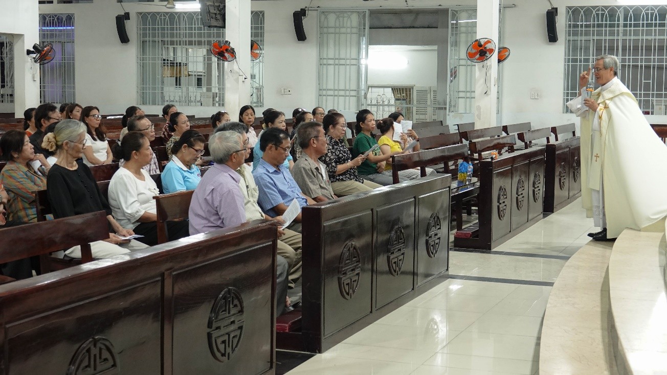 Gia Đình Tận Hiến giáo xứ Nhân Hòa tĩnh tâm, chầu Thánh Thể