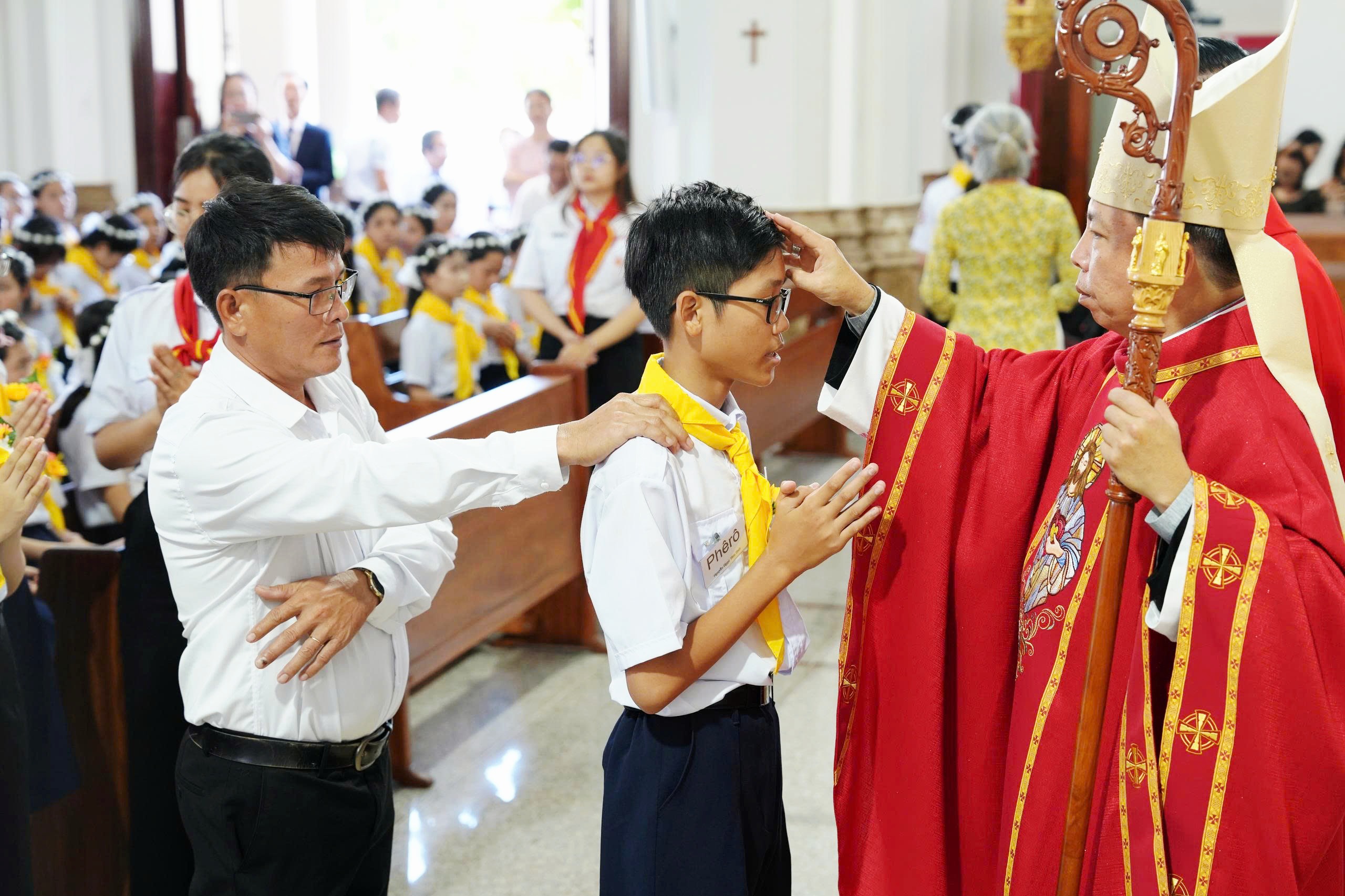 Giáo xứ Gò Mây: Thánh lễ ban Bí tích Thêm Sức cho 261 em thiếu nhi