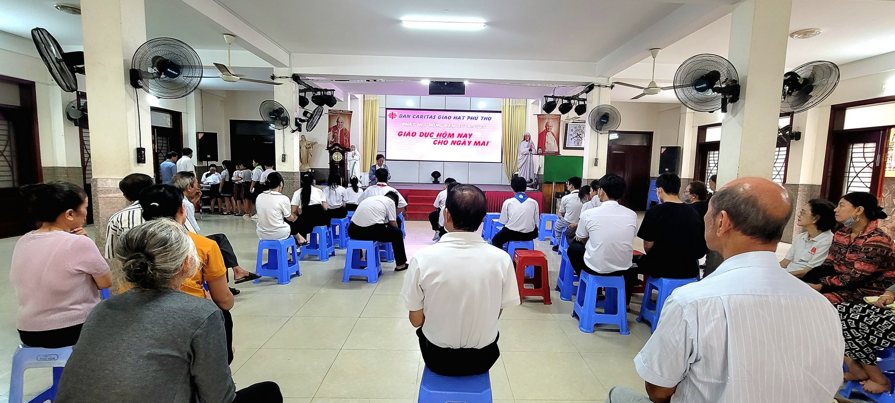 Ban Caritas tiếp sức cho các em đến trường