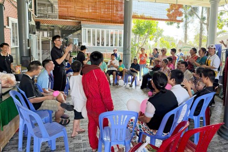 Hội Lòng Chúa Thương Xót giáo xứ Tân Phú mang niềm vui đến Mái ấm Phan Sinh