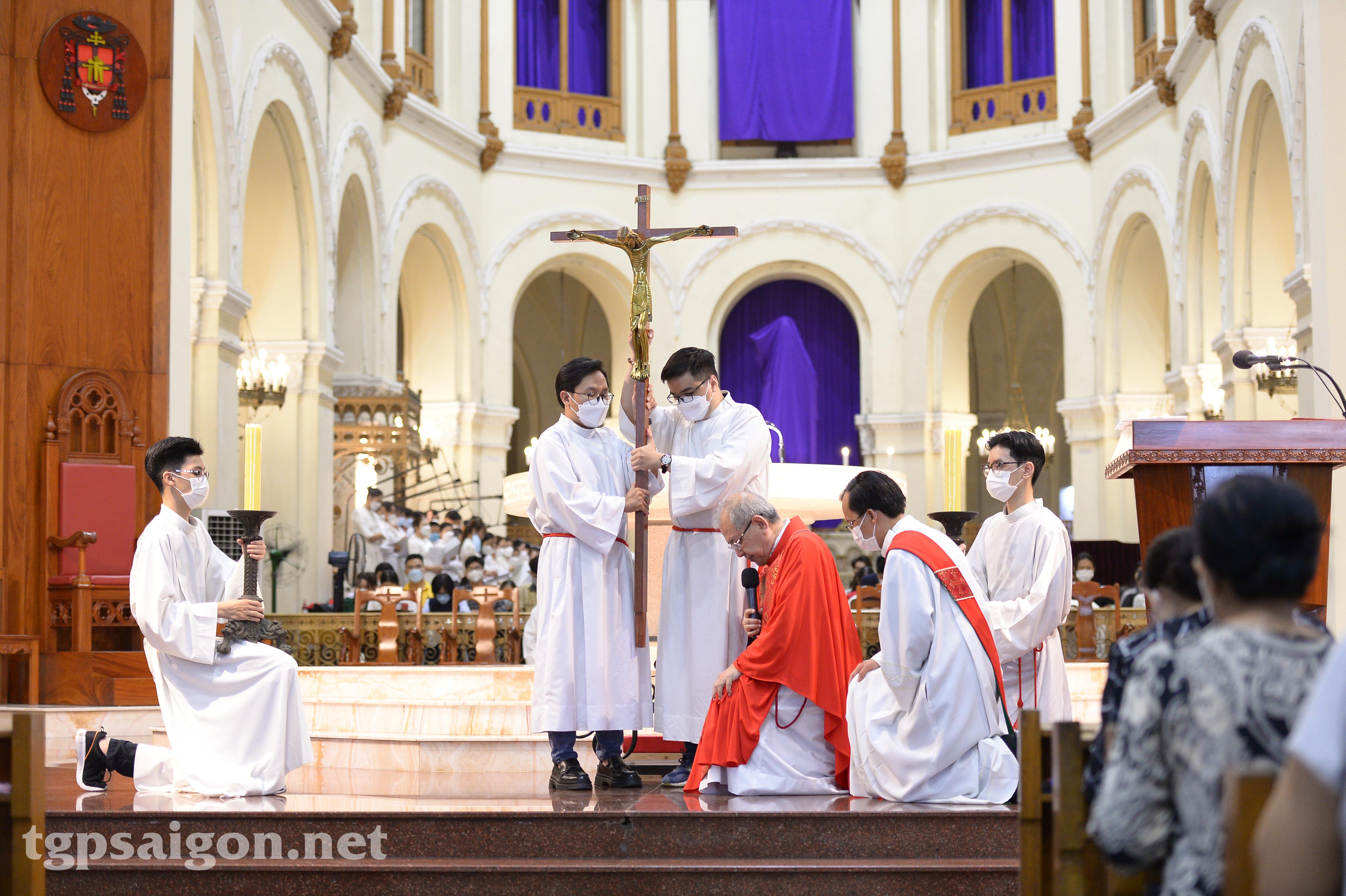 Nhà thờ Đức Bà Sài Gòn: Chặng đàng Thánh giá và nghi thức suy tôn Thánh giá 2022