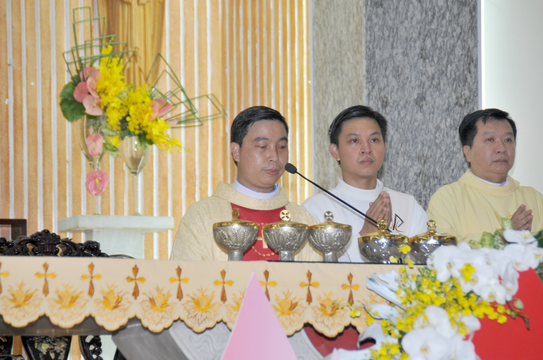 Tân linh mục Đaminh Hà Minh Hoàng Nhật dâng lễ tạ ơn