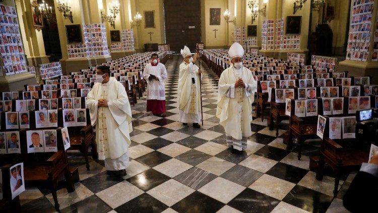 Đức tổng giám mục của Lima cử hành Thánh lễ với hình của 5.000 nạn nhân của Covid-19