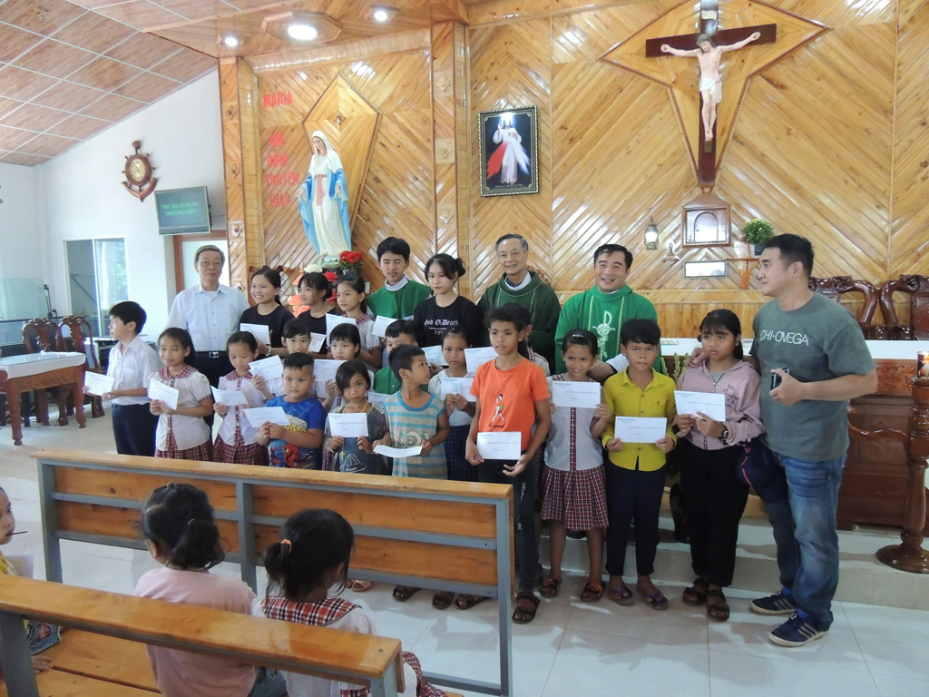 Giáo xứ Tân Việt: Cộng đoàn Lòng Thương Xót Chúa chia sẻ bác ái