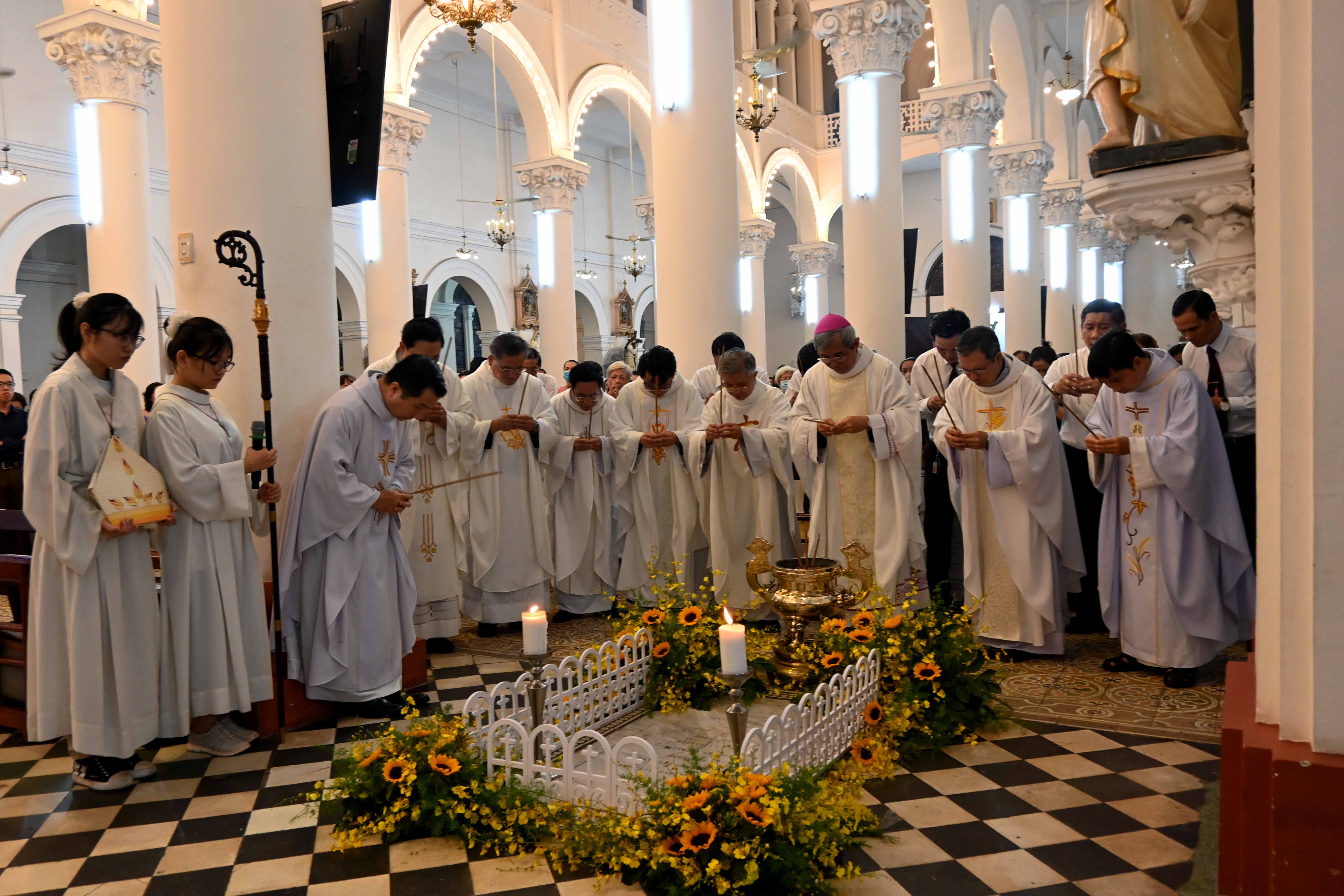 Giáo xứ Tân Định: Lễ giỗ 137 năm Cha sở Eveillard Sơn và cầu bình an cho việc trùng tu Nhà thờ