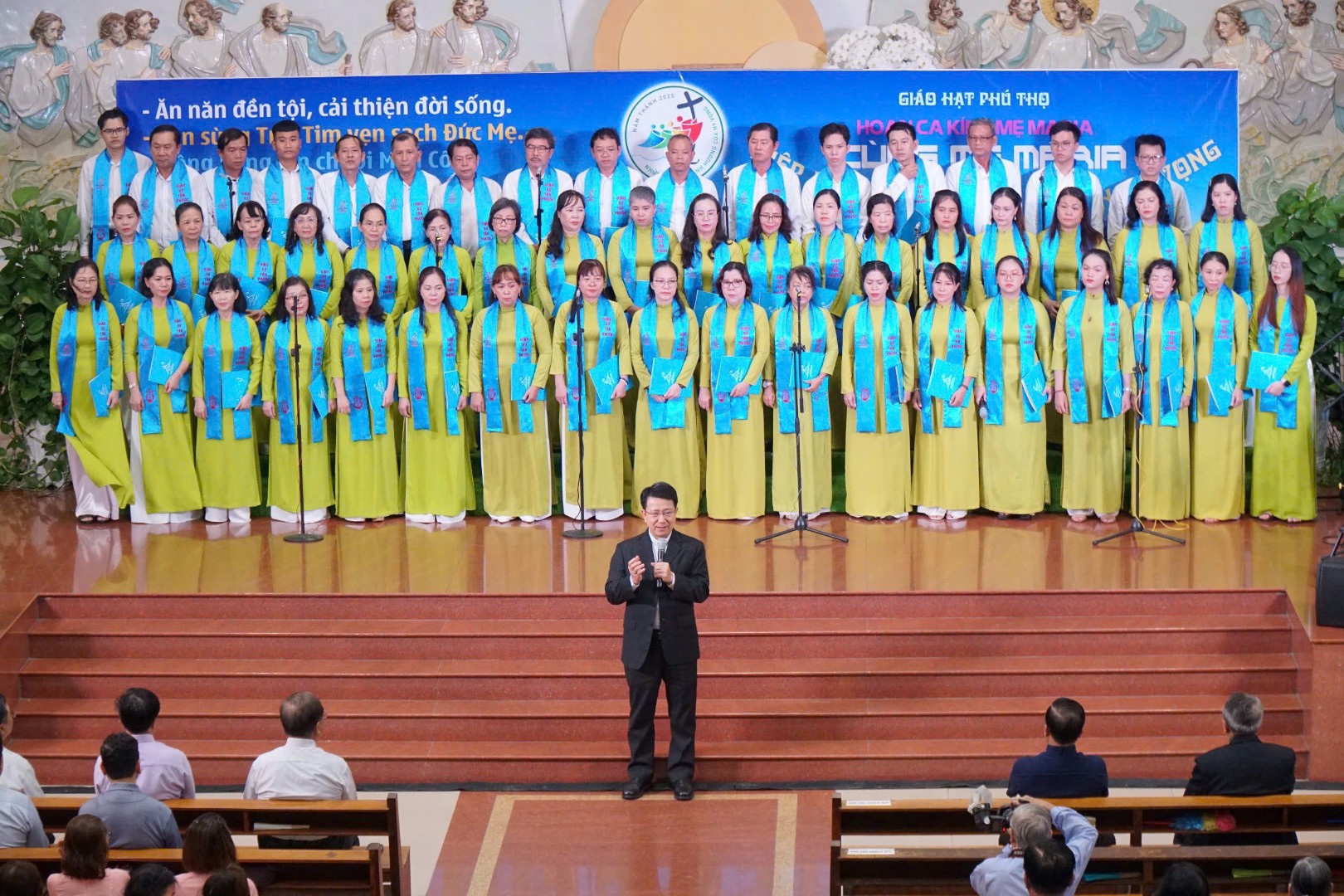 Đêm Thánh ca “Cùng Mẹ Maria hiệp hành trong Năm Thánh Hy Vọng”
