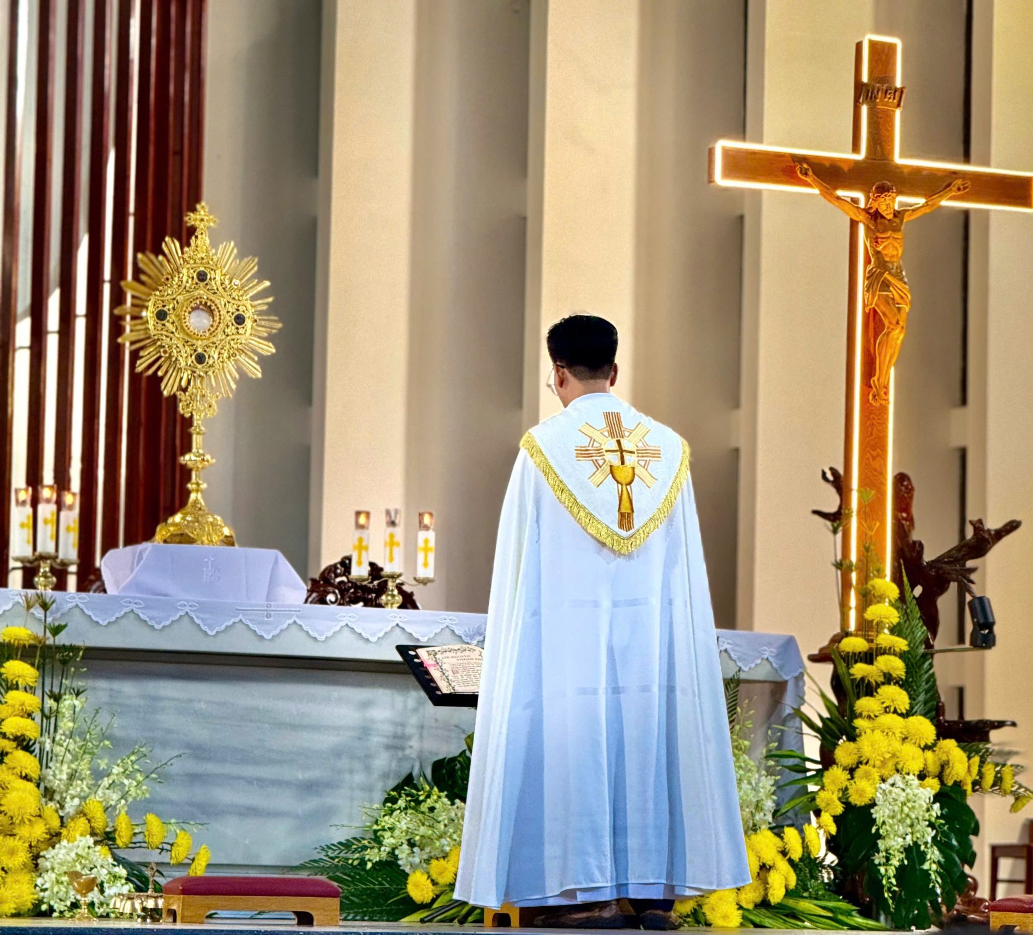 Chầu Thánh Thể tháng 10/2026: “Anh em hãy đi và mời tất cả mọi người vào dự tiệc”