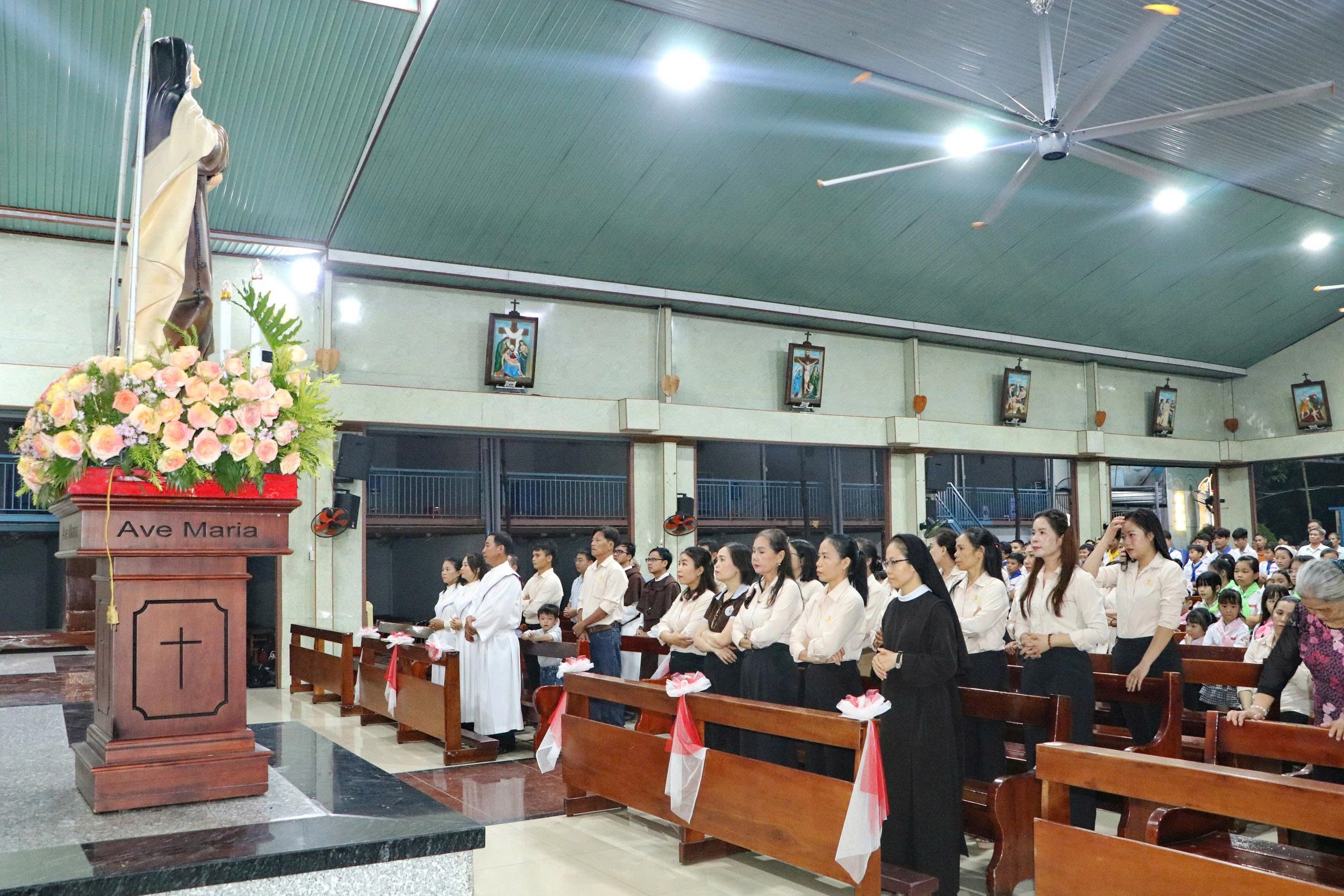 Huynh đoàn Chúa Ba Ngôi mừng lễ kính thánh Têrêsa Avila