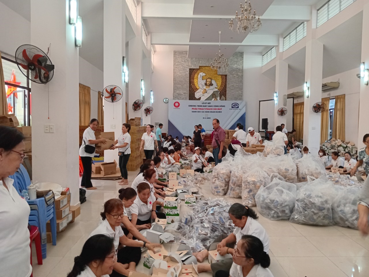 Caritas TGP Sài Gòn: Trao 5000 phần quà Giáng Sinh cho trẻ cơ nhỡ