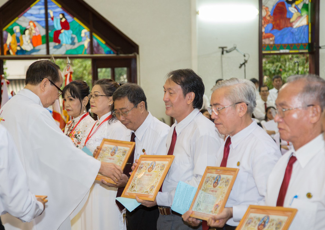 Giáo hạt Phú Thọ: Gia đình Phạt tạ Thánh Tâm mừng bổn mạng ngày 16-6-2020