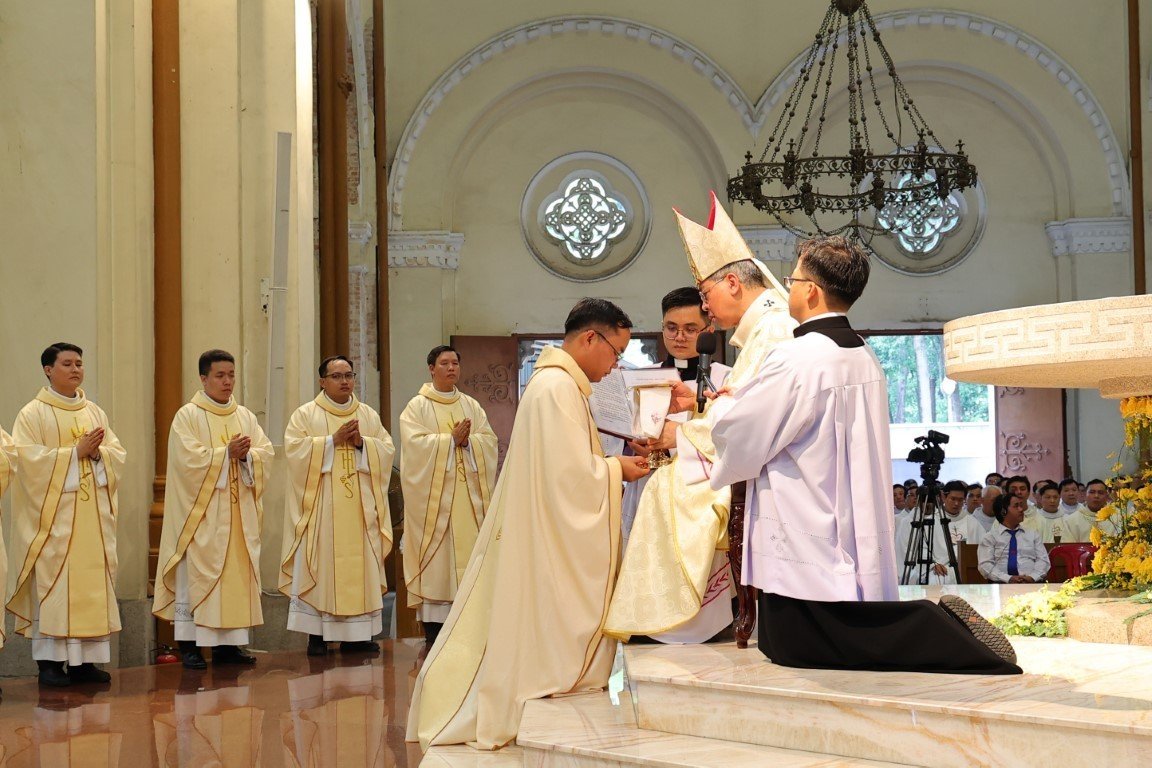 Thánh lễ truyền chức linh mục tại nhà thờ Chính Tòa Sài Gòn ngày 16-6-2023