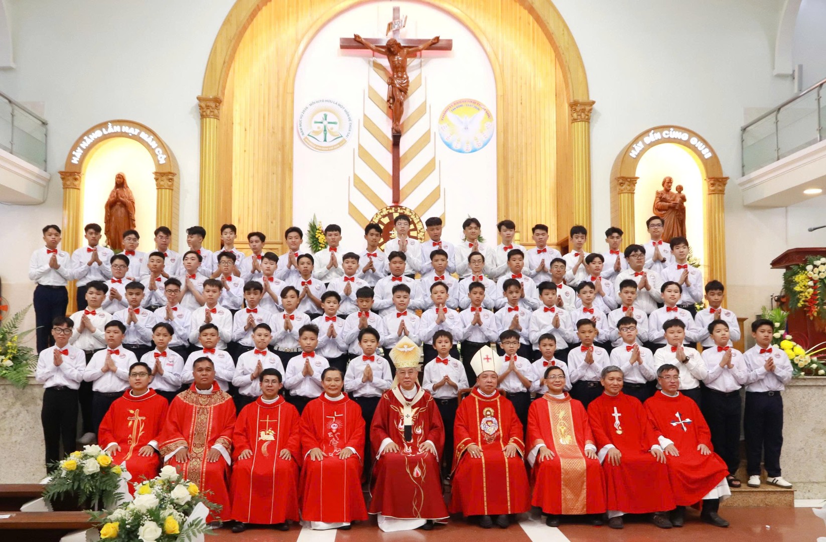 Giáo xứ Tân Đông lãnh nhận hồng ân Chúa Thánh Thần - 2026