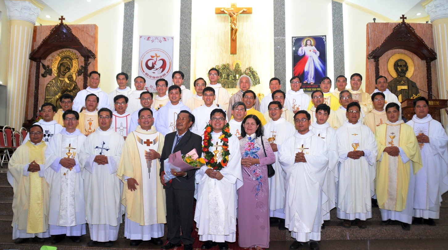 Tân linh mục Martin Đỗ Nguyễn Xuân Tiên dâng lễ tạ ơn