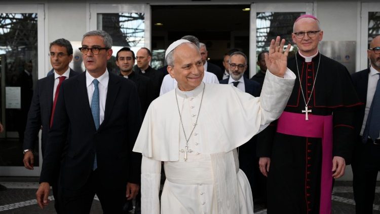 Đức Thánh Cha Lêô XIV xuất viện, trở về Vatican