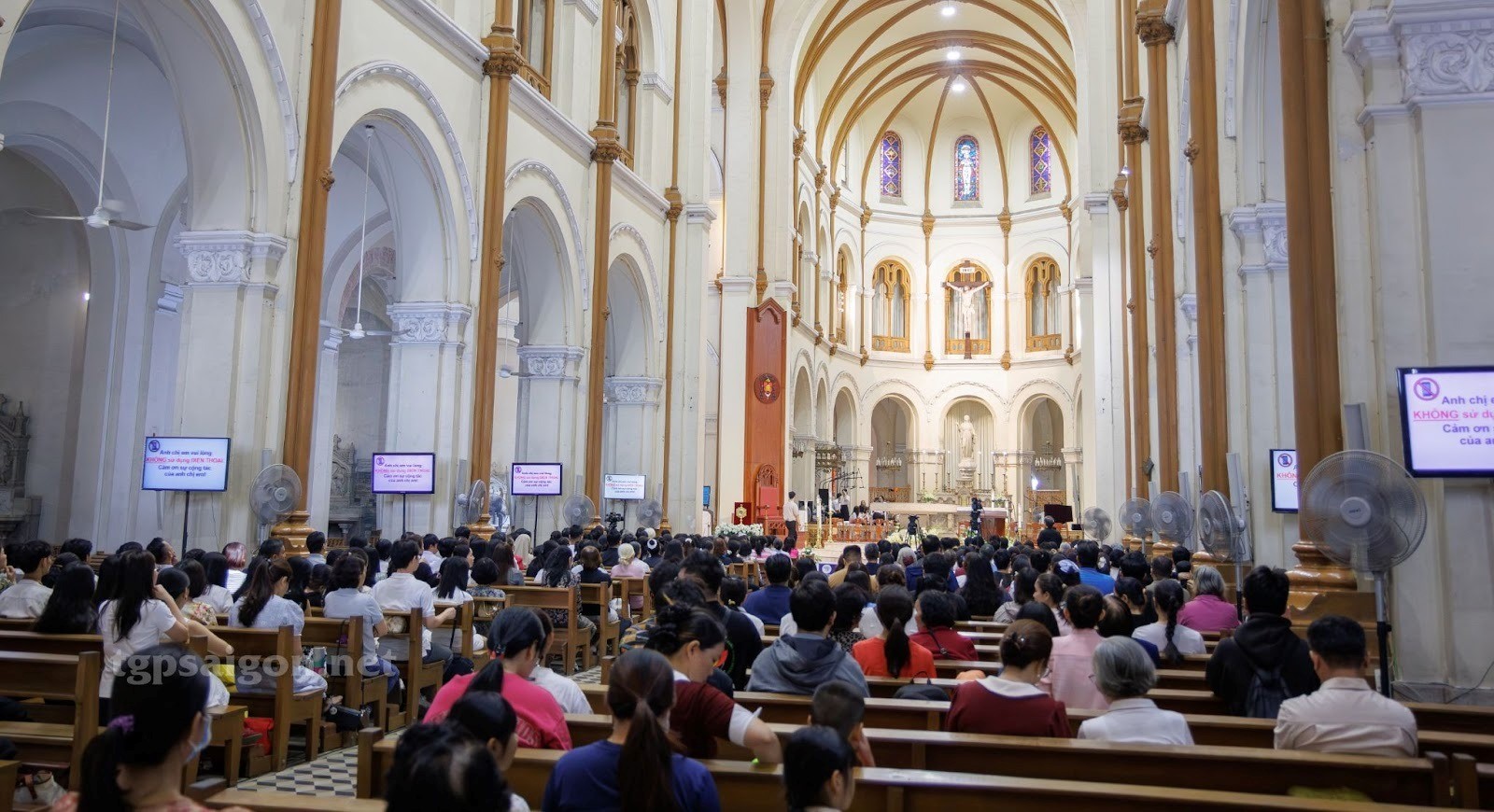 Chặng hành hương cuối cùng: Dừng lại để Tạ Ơn nơi Nhà thờ Chính tòa Đức Bà Sài Gòn