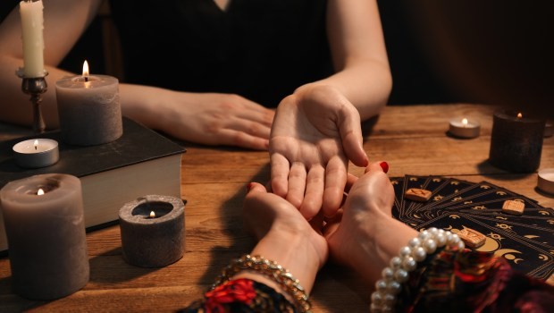 Tại sao bạn không nên xem bói về tương lai